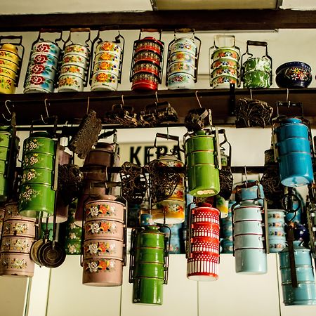 Hotel Indigo Singapore Katong By Ihg المظهر الخارجي الصورة A collection of vintage enamelware