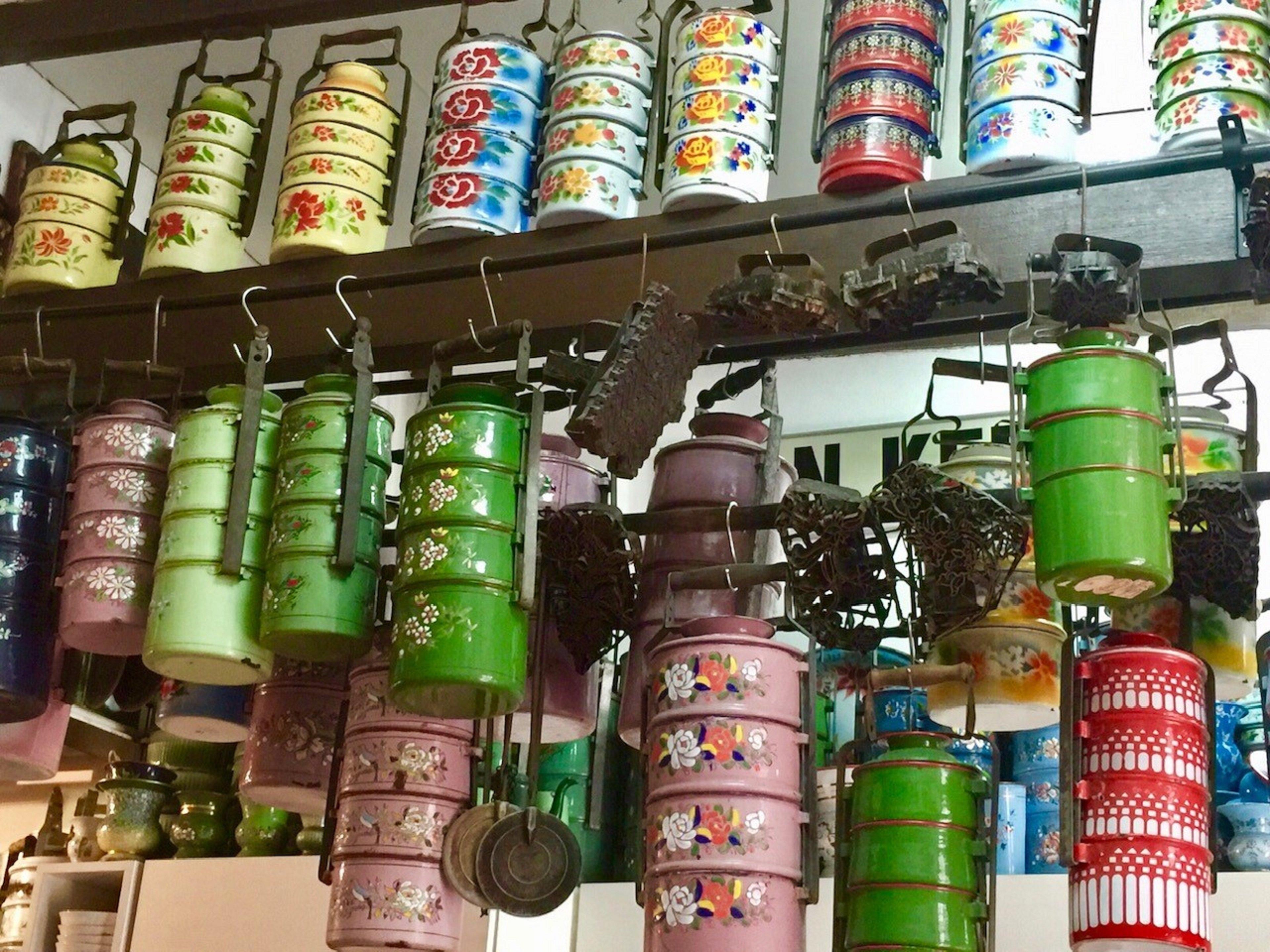 Hotel Indigo Singapore Katong By Ihg المظهر الخارجي الصورة A collection of enamelware