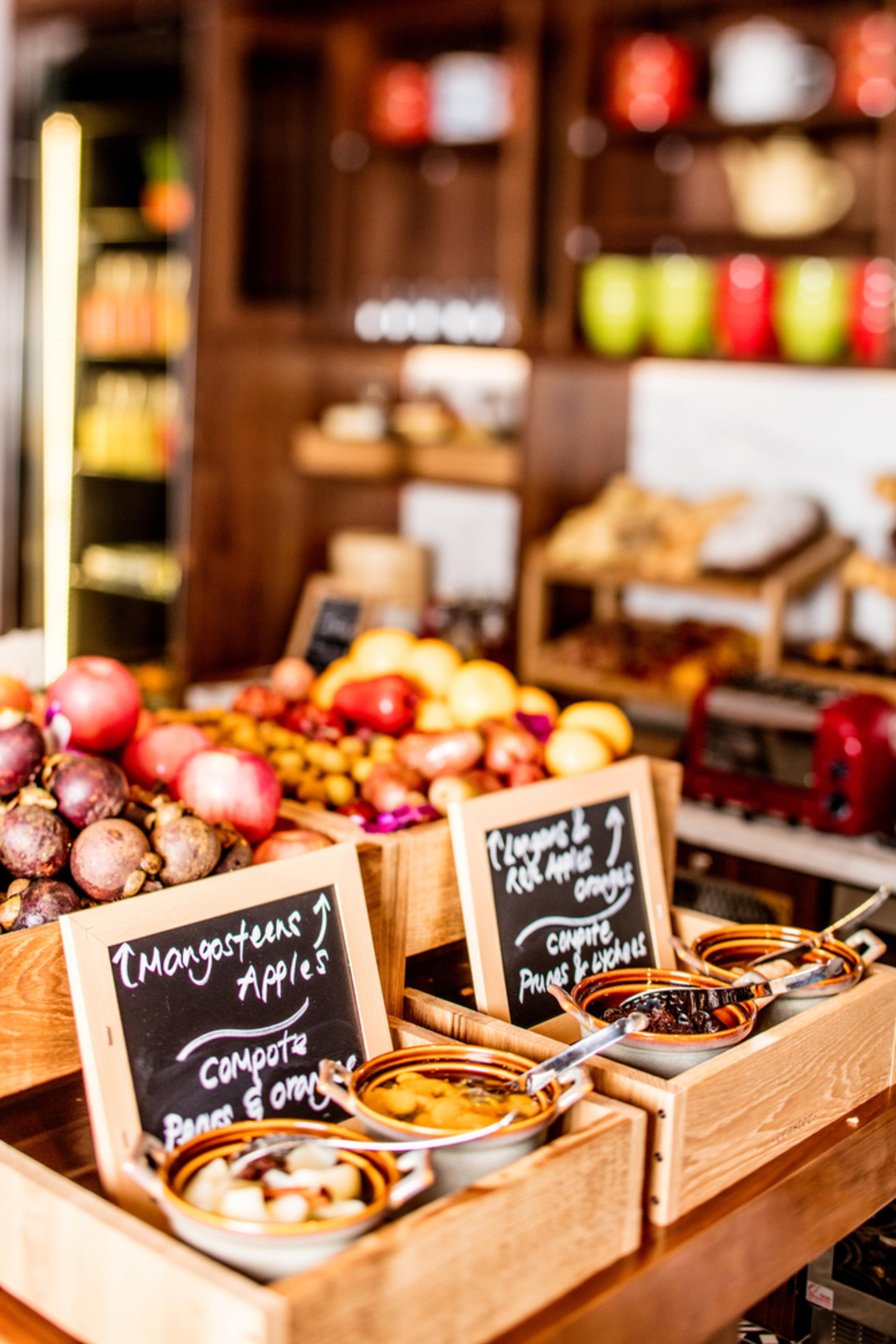 Hotel Indigo Singapore Katong By Ihg المظهر الخارجي الصورة Fruit and vegetables at a market