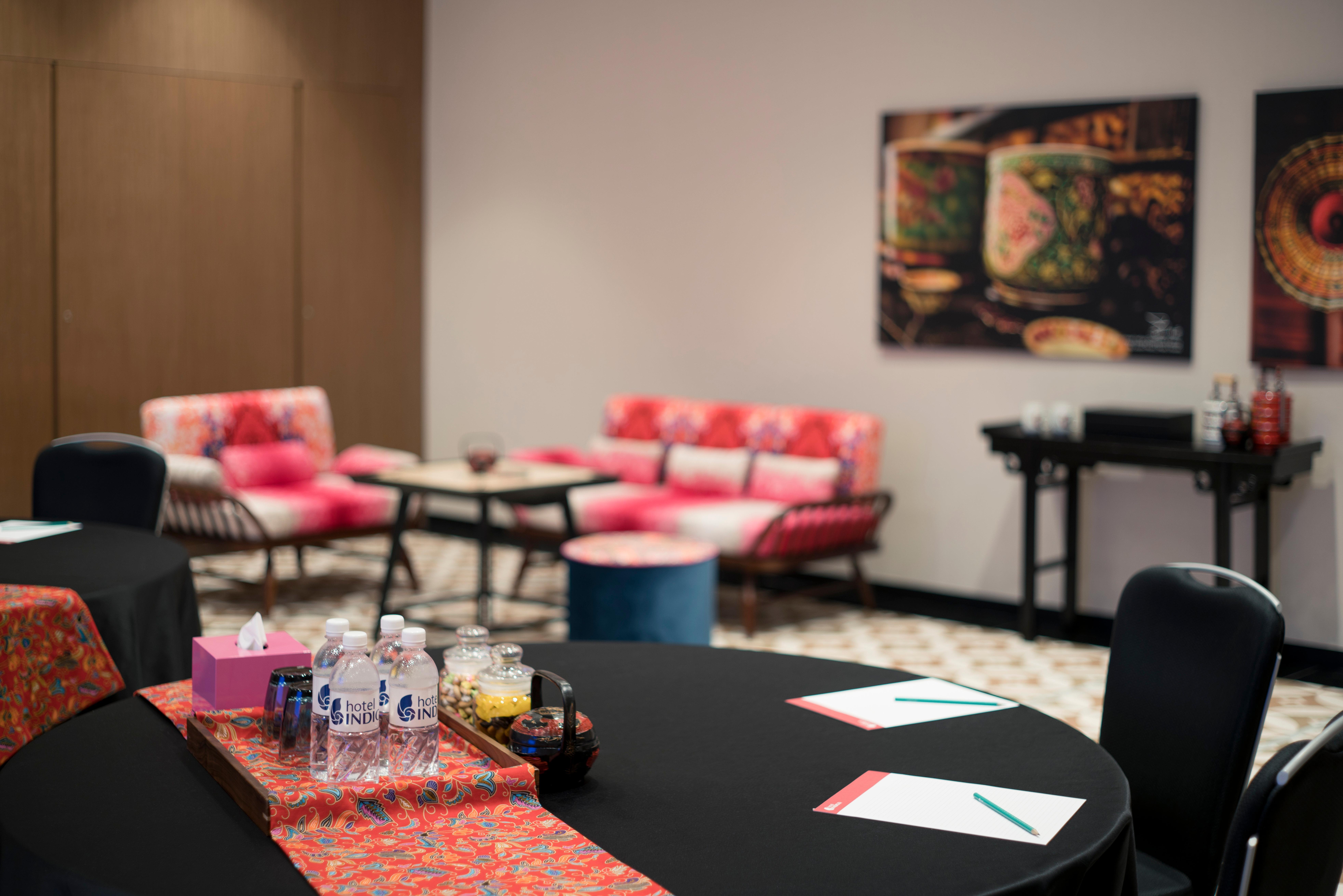 Hotel Indigo Singapore Katong By Ihg المظهر الخارجي الصورة The meeting room at the 2019 World Economic Forum