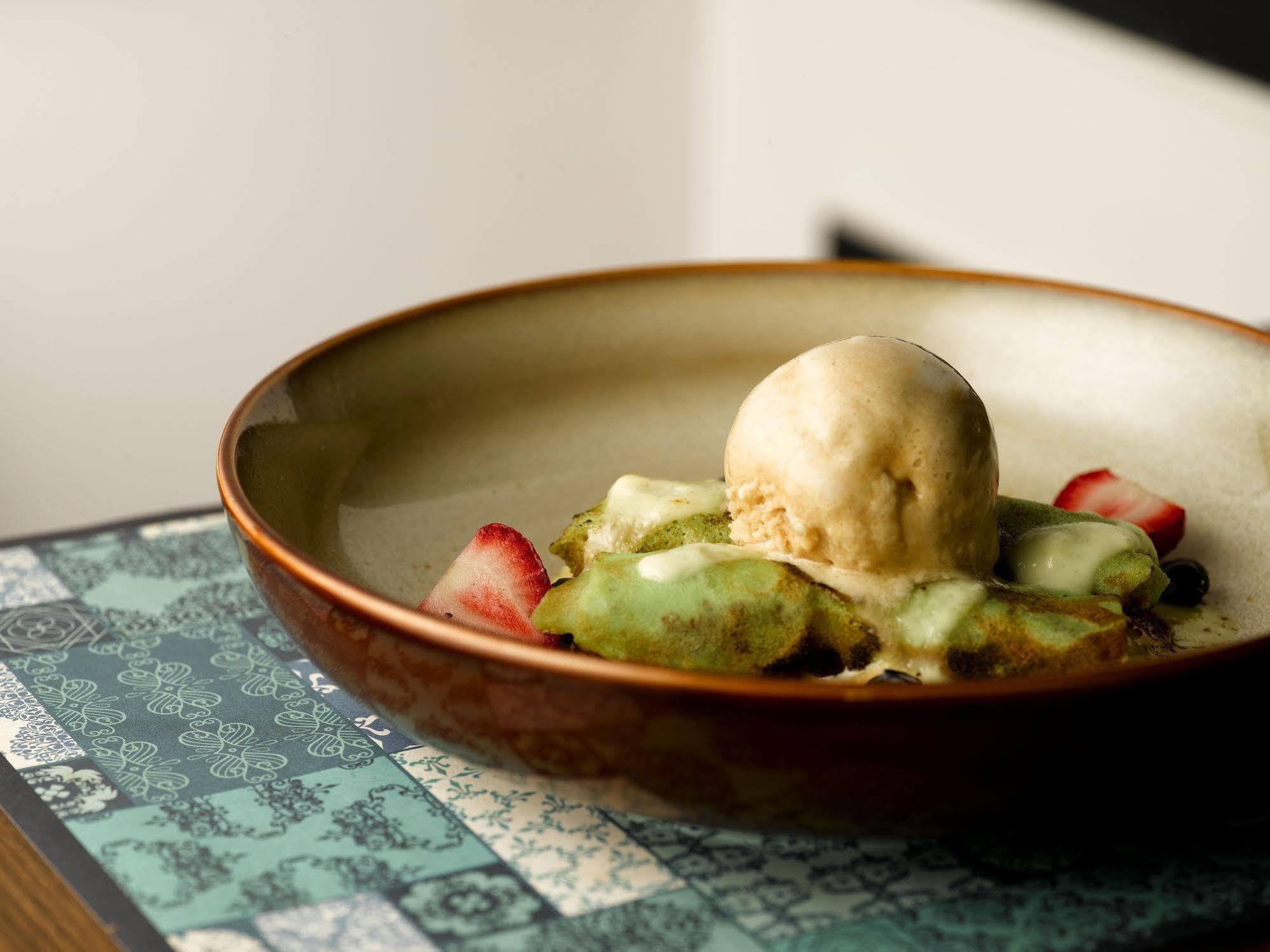 Hotel Indigo Singapore Katong By Ihg المظهر الخارجي الصورة A bowl of ice cream with fruit