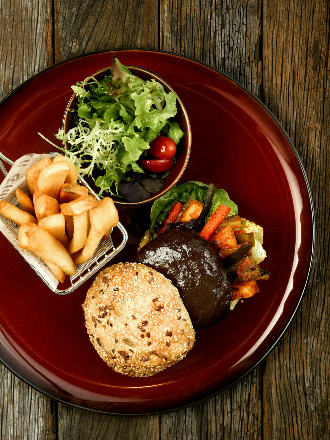 Hotel Indigo Singapore Katong By Ihg المظهر الخارجي الصورة A vegetarian burger with chips and salad